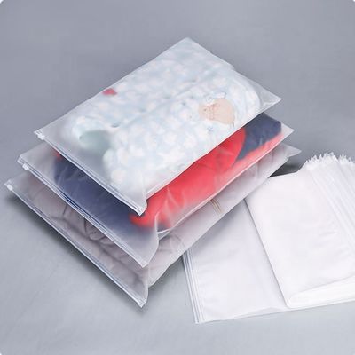 फ्रॉस्टेड 0.18 मिमी जिपलॉक पैकेजिंग बैग टी शर्ट स्लाइडर जिपलॉक पाउच